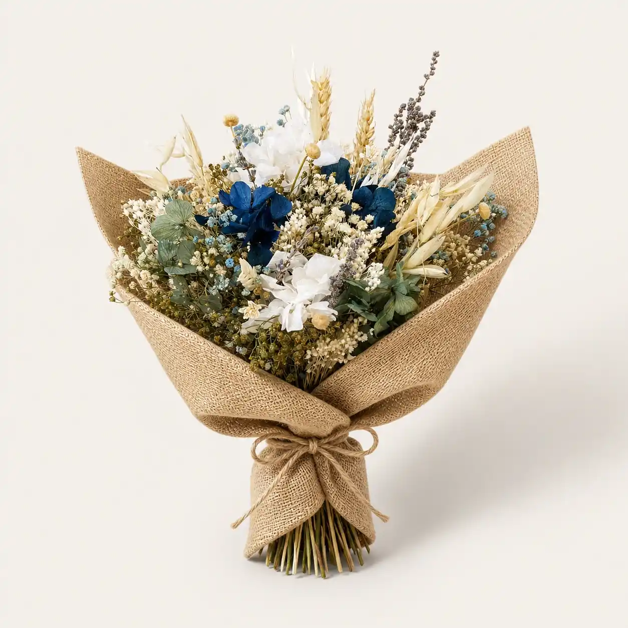 Ramo de flores preservadas con azules, turquesas y beige.