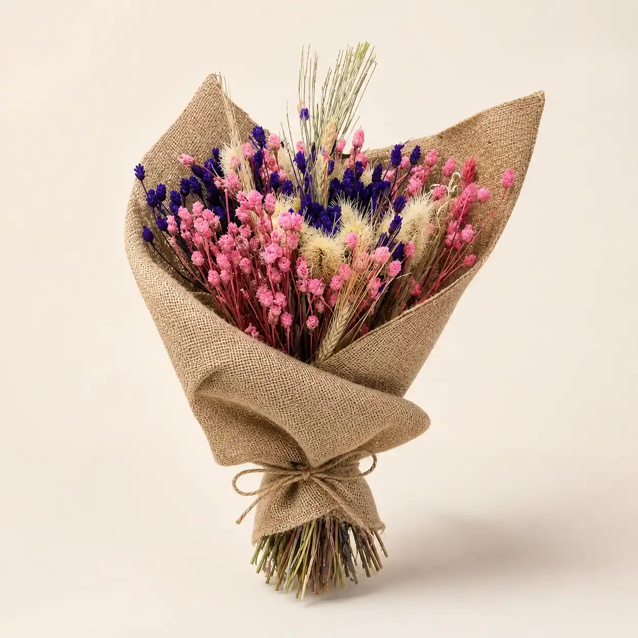Ramo de flores preservadas con flores rosas y violetas.